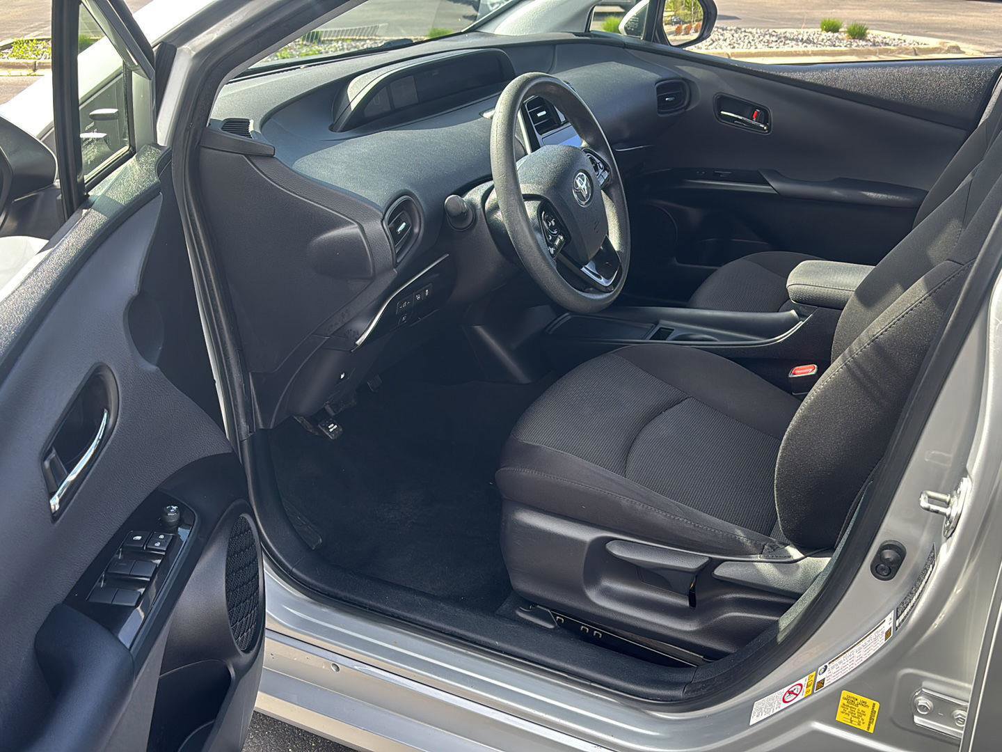 Used 2022 Toyota Prius LE FWD image 2