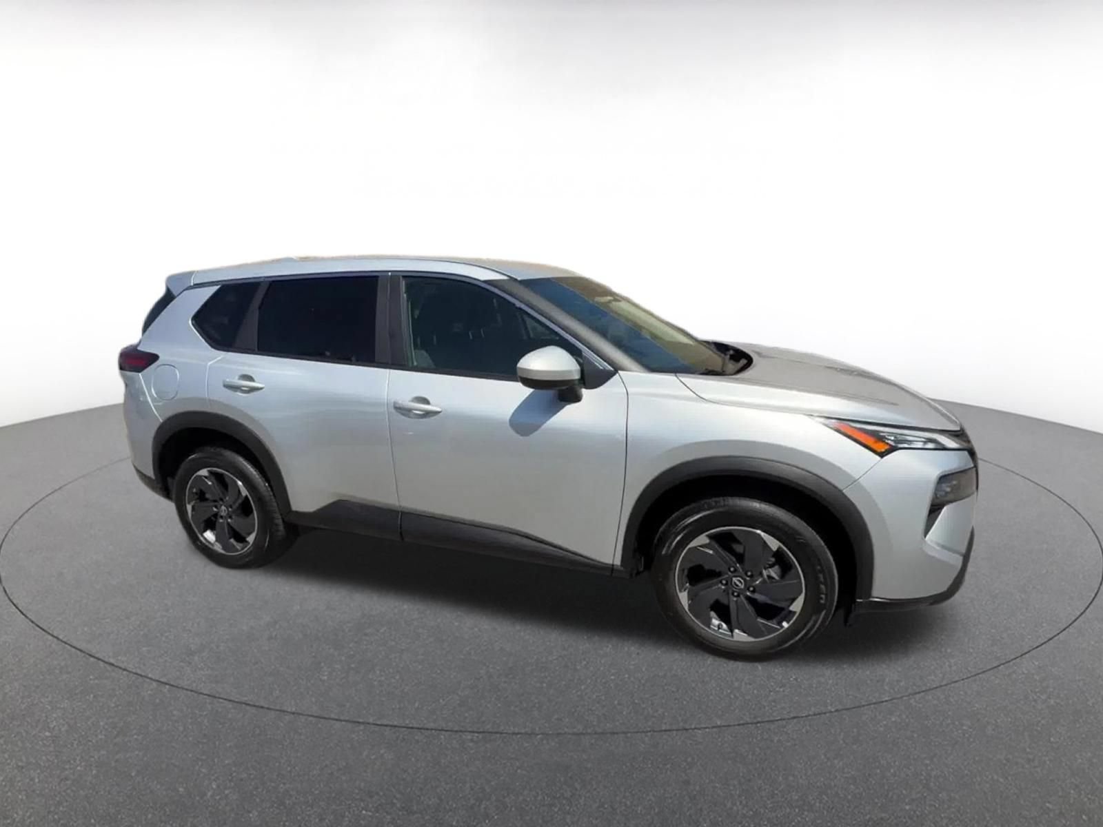Used 2025 Nissan Rogue SV FWD image 2