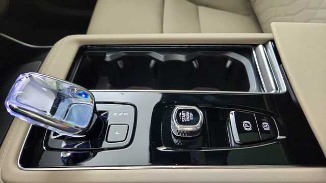 New 2026 Volvo XC90 B6 Plus w/ Protection Package Premier AWD/4WD image 17
