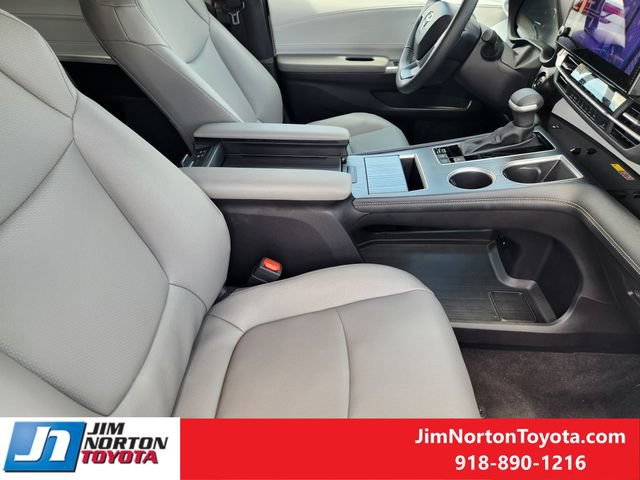 Used 2026 Toyota Sienna XLE FWD image 14