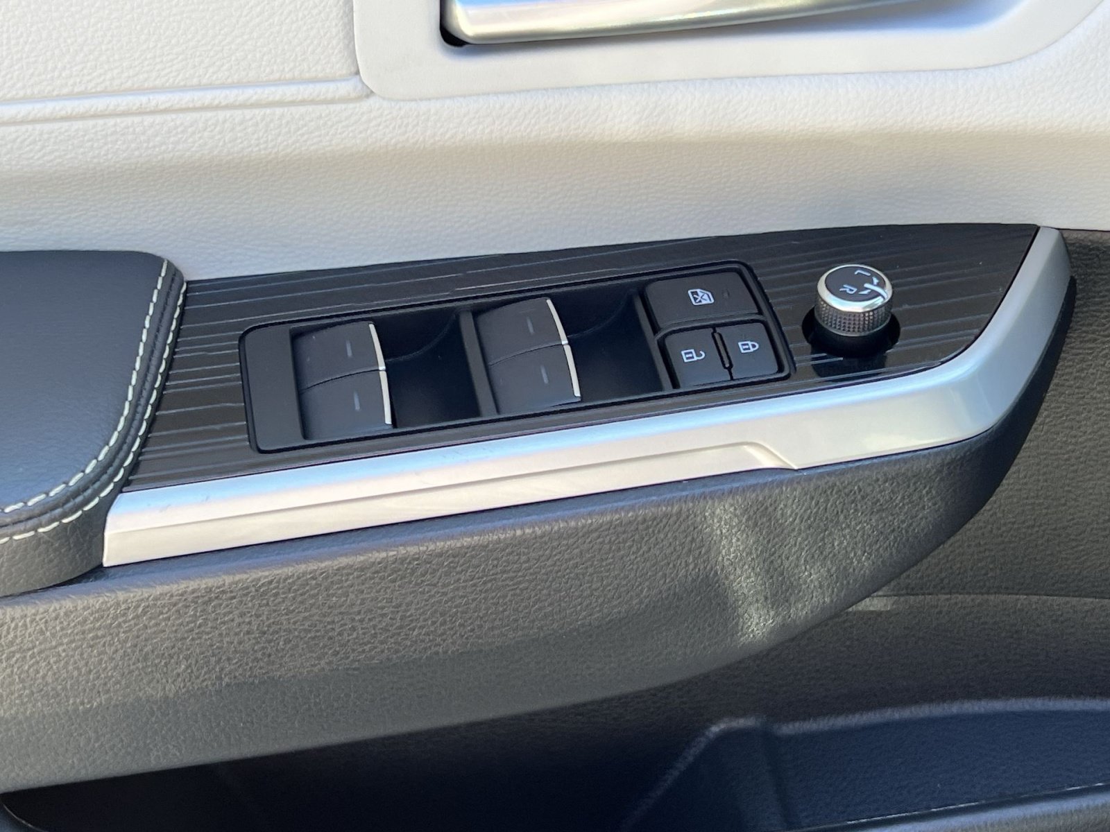 Used 2025 Toyota Sienna XSE w/ XSE Plus Package FWD image 20