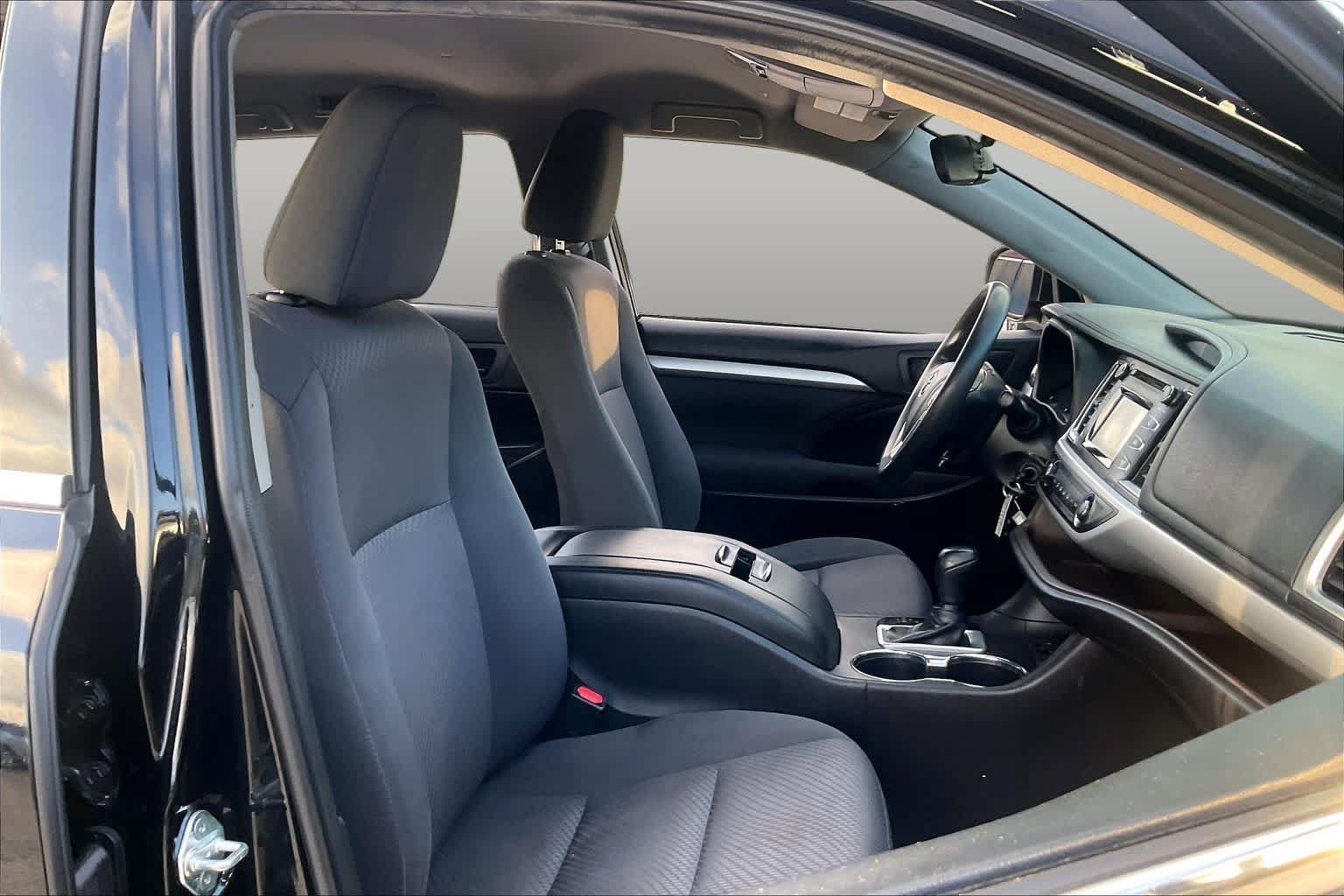 Used 2019 Toyota Highlander LE FWD image 9