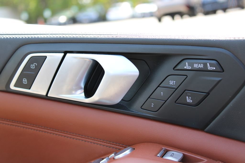 Used 2023 BMW X7 xDrive40i w/ M Sport Package AWD/4WD image 14