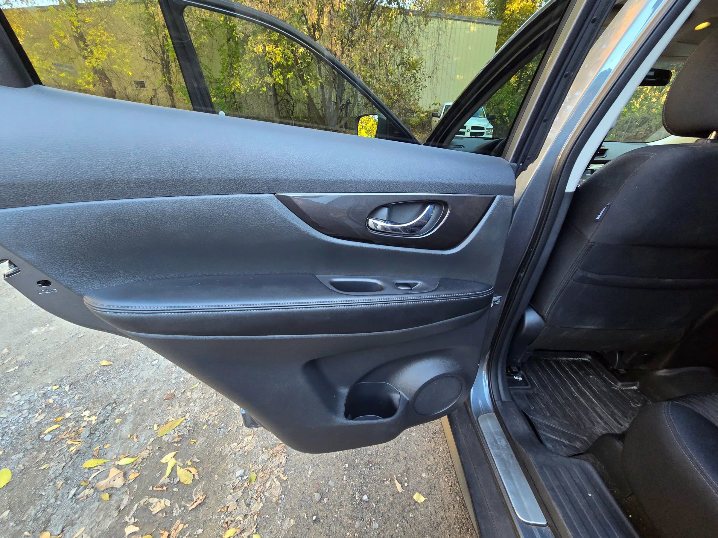 Used 2018 Nissan Rogue SV image 23