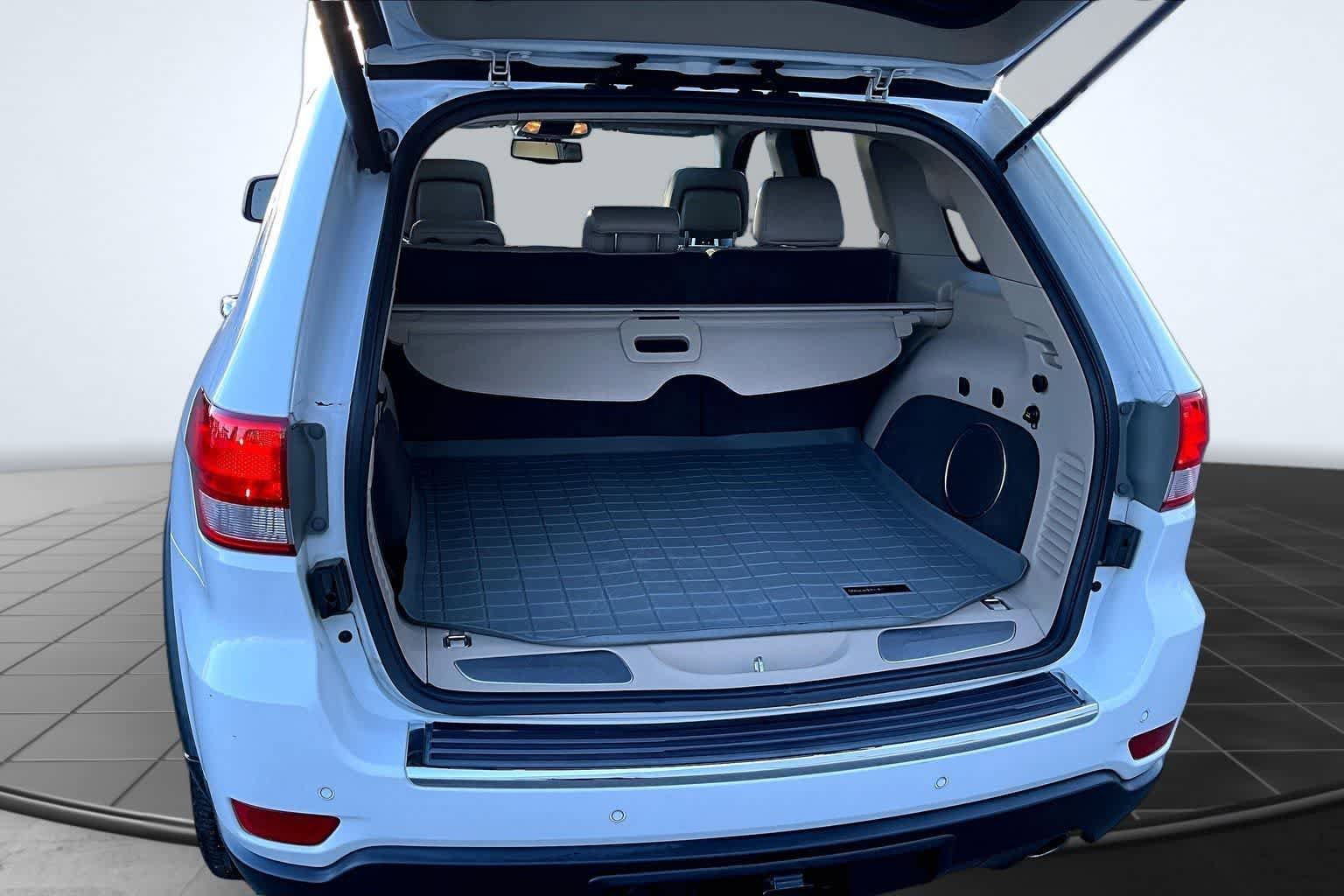 Used 2013 Jeep Grand Cherokee Overland w/ Advance Technology Group AWD/4WD image 19
