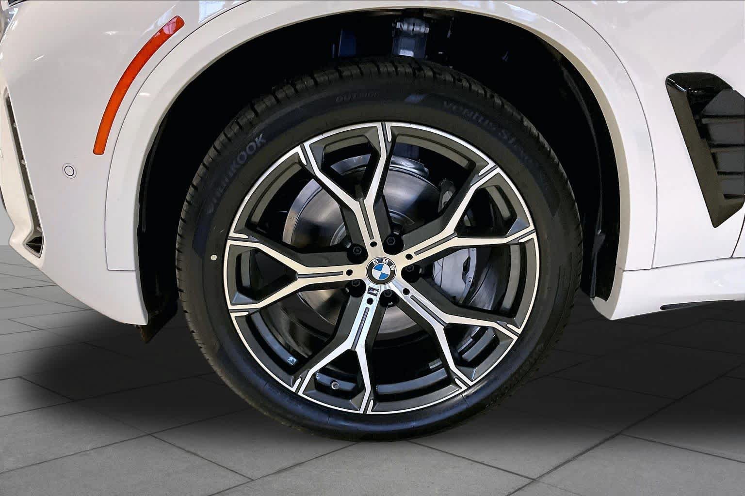 Used 2026 BMW X5 xDrive40i w/ M Sport Package AWD/4WD image 8