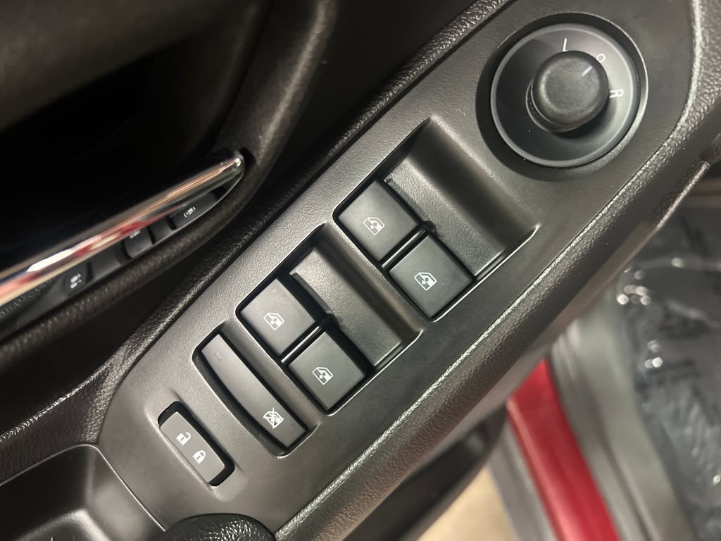 Used 2022 Chevrolet Trax LT w/ LT Convenience Package AWD/4WD image 16