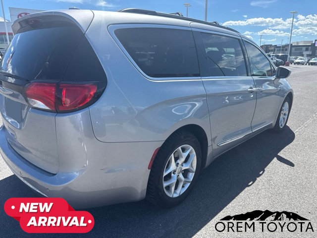Used 2017 Chrysler Pacifica Touring-L w/ Tire & Wheel Group FWD image 9