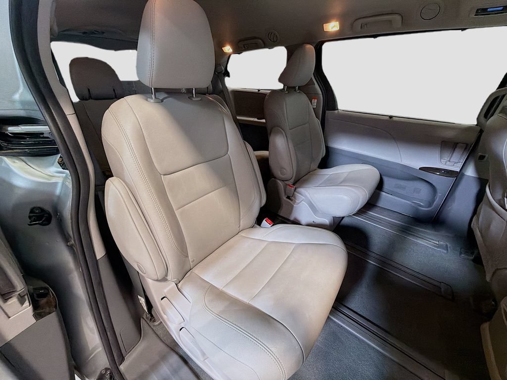 Used 2020 Toyota Sienna XLE w/ XLE Navigation Package AWD/4WD image 30