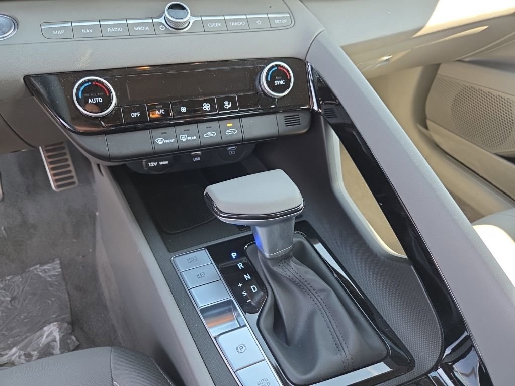 Used 2025 Hyundai Elantra SEL FWD image 16