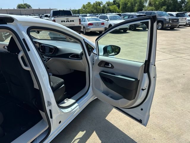 Used 2023 Chrysler Voyager LX FWD image 16