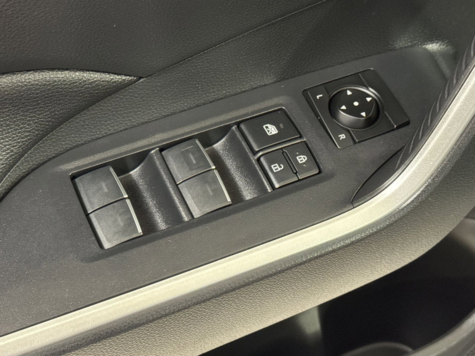 Used 2024 Toyota RAV4 SE image 19