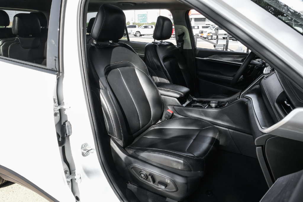 Used 2023 Jeep Grand Cherokee L Limited AWD/4WD image 42