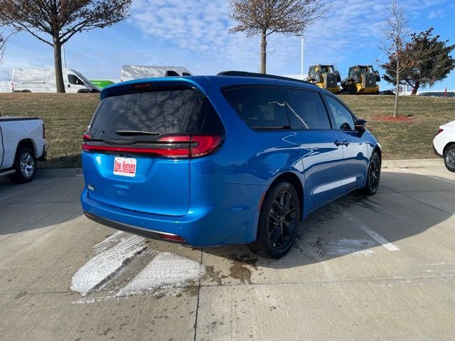 New 2026 Chrysler Pacifica Select w/ S Appearance Package image 6