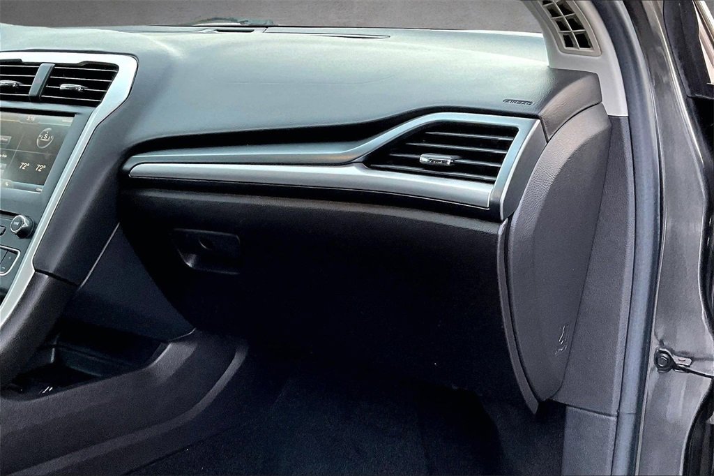 Used 2016 Ford Fusion SE image 25