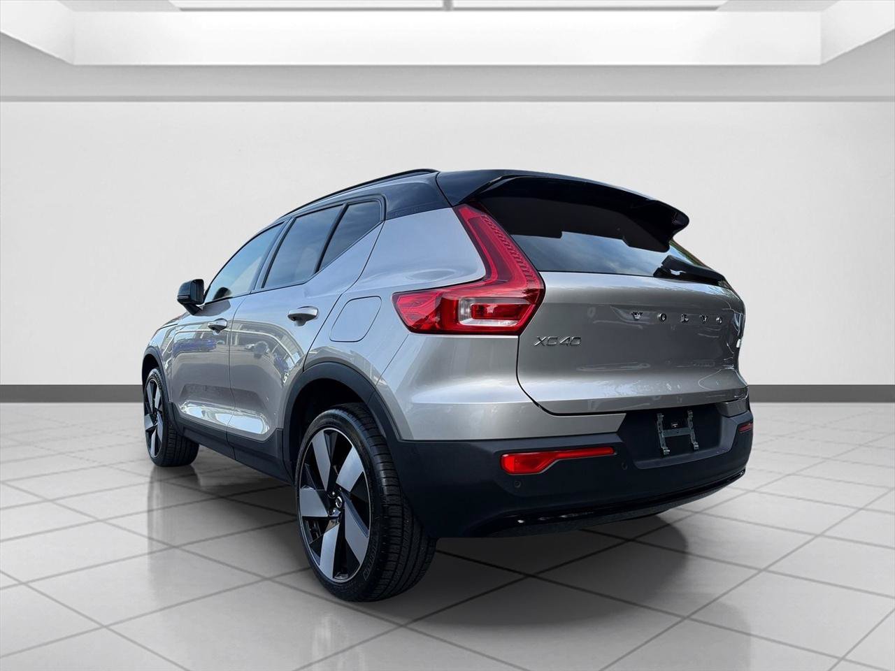 Used 2023 Volvo XC40 Recharge Ultimate AWD/4WD image 3