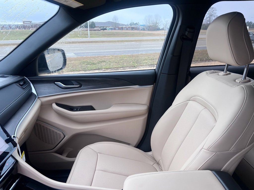 New 2026 Jeep Grand Cherokee Limited w/ Luxury Tech Group II RWD image 16