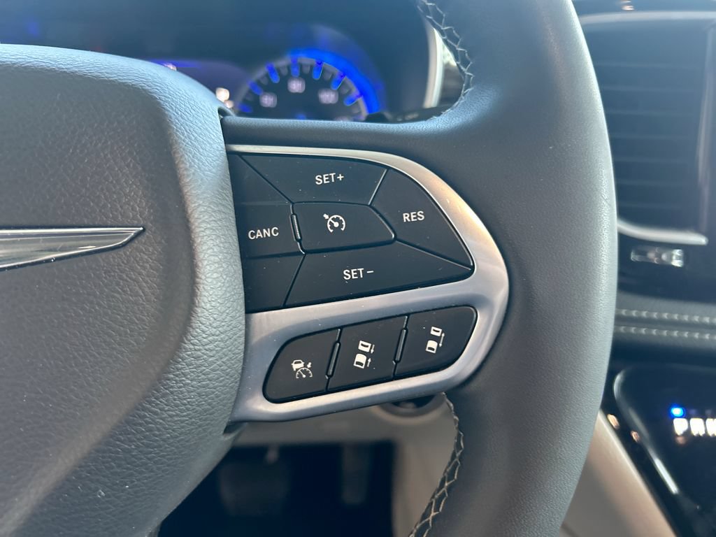 Used 2023 Chrysler Pacifica Limited FWD image 18
