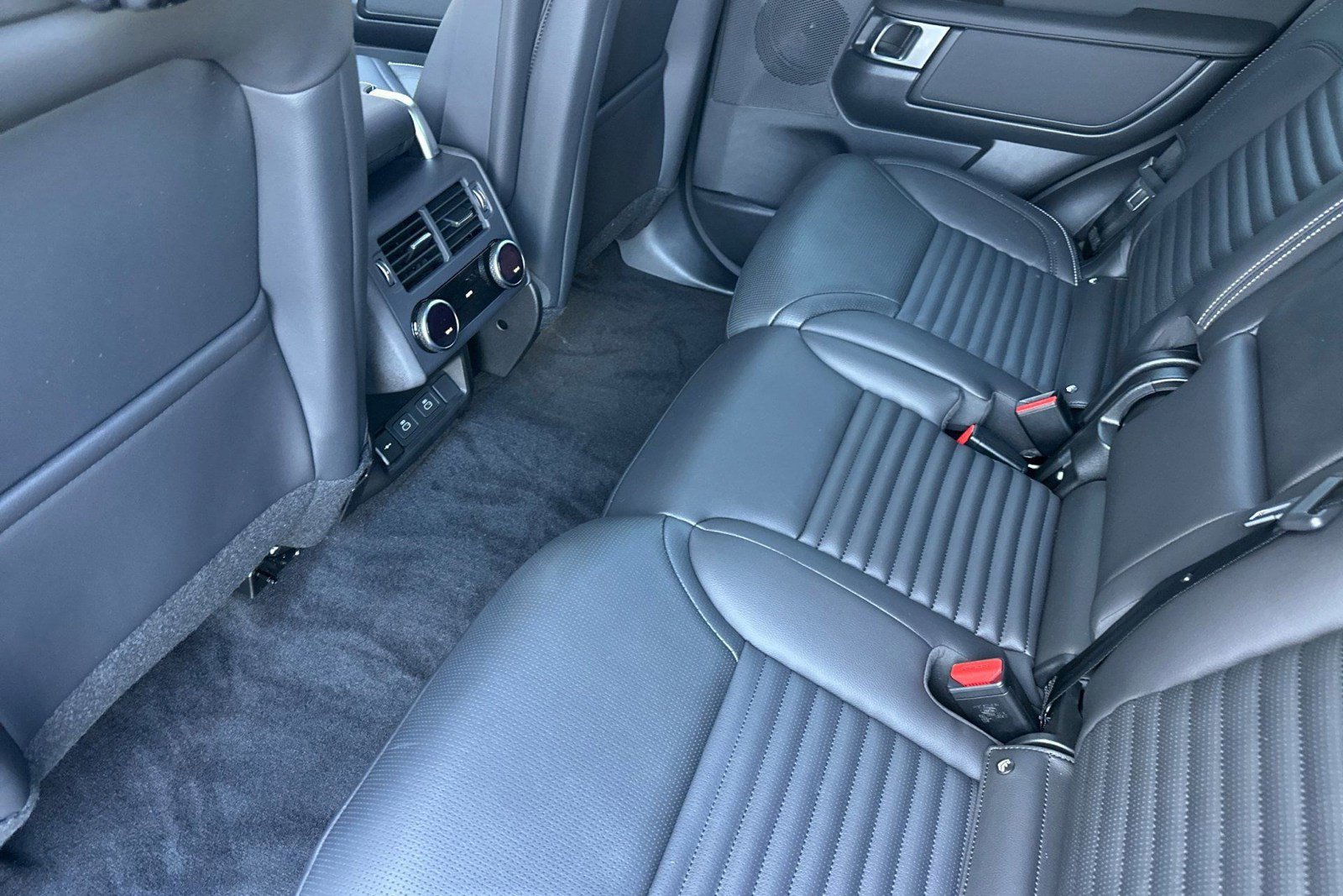 New 2026 Land Rover Discovery Limited Edition AWD/4WD image 23