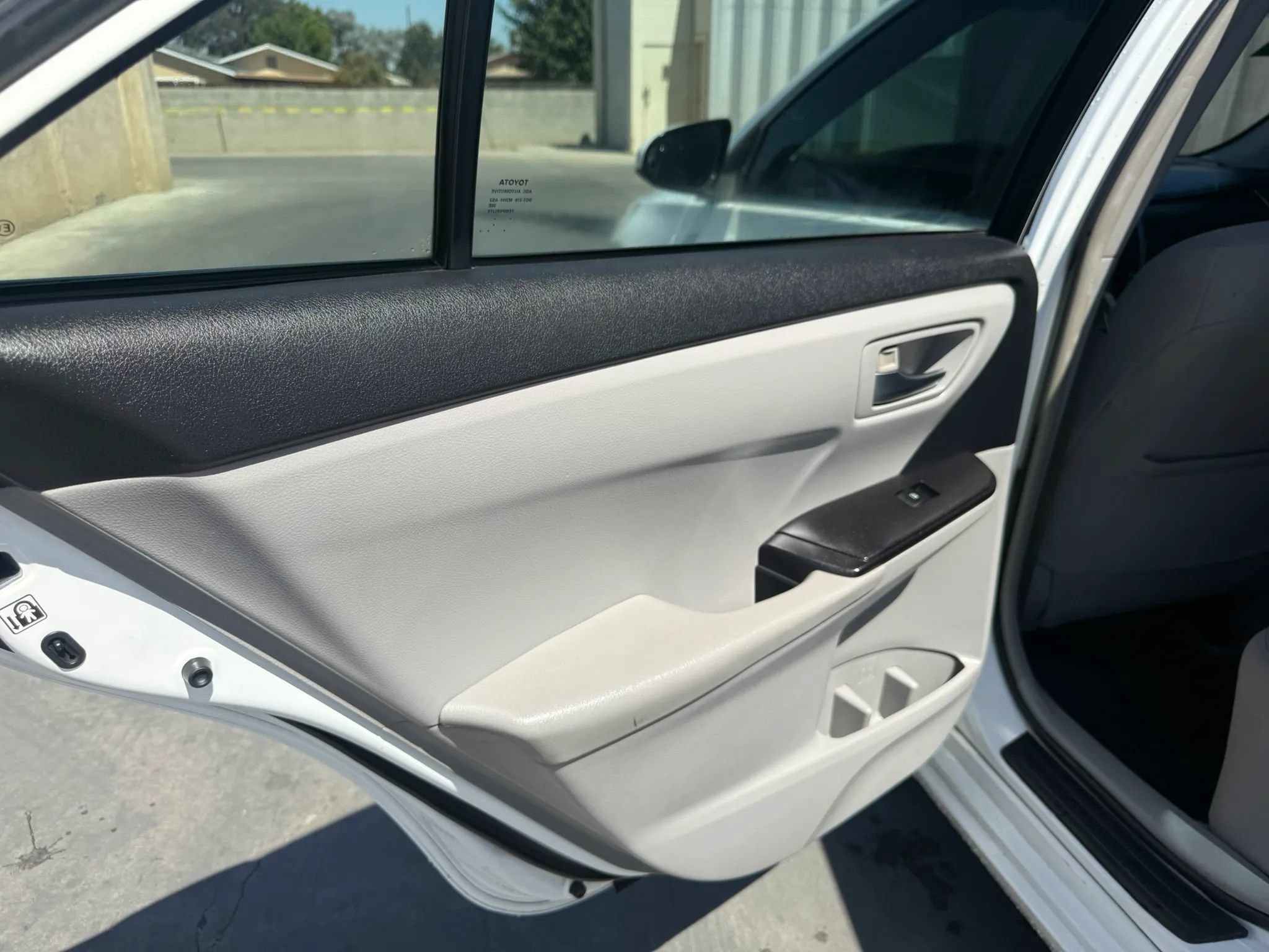 Used 2015 Toyota Camry LE FWD image 8
