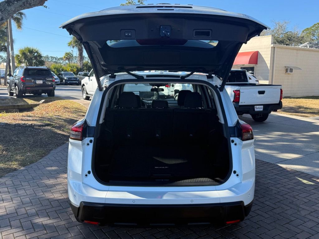 Used 2024 Nissan Rogue SV image 5