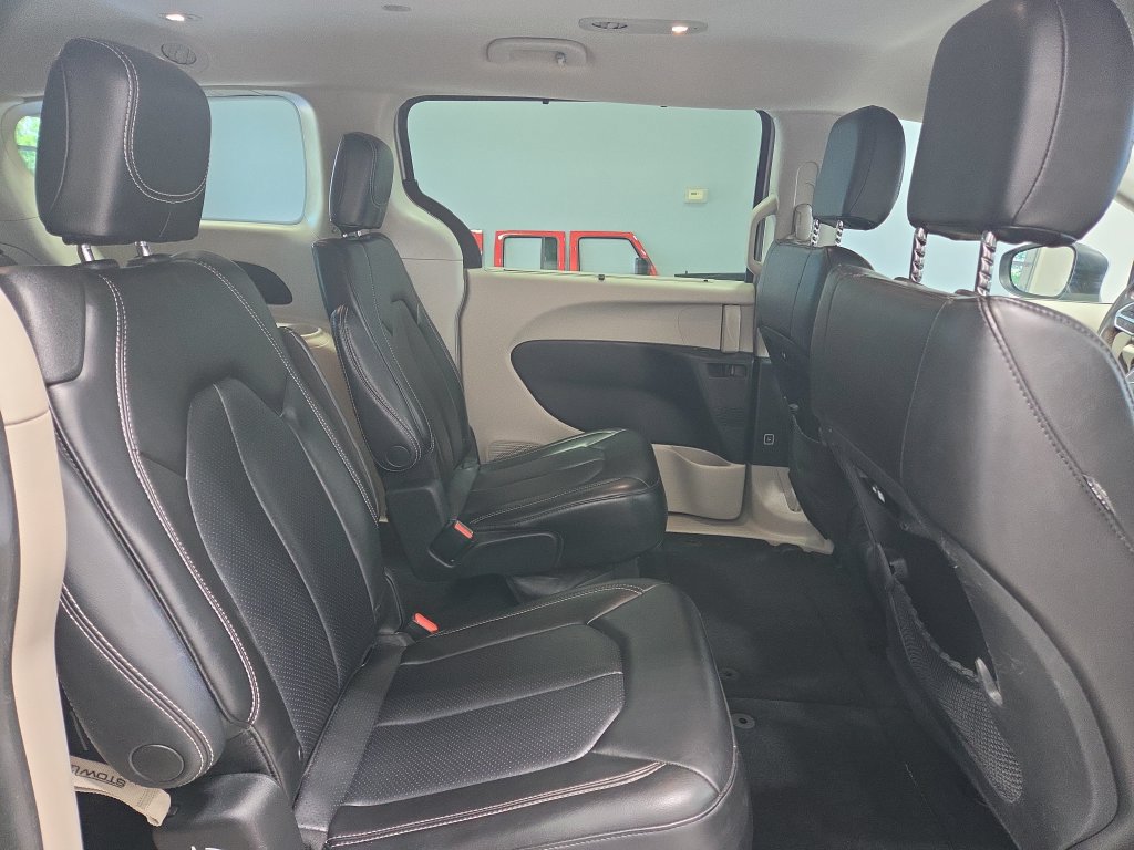 Used 2023 Chrysler Pacifica Touring-L FWD image 15