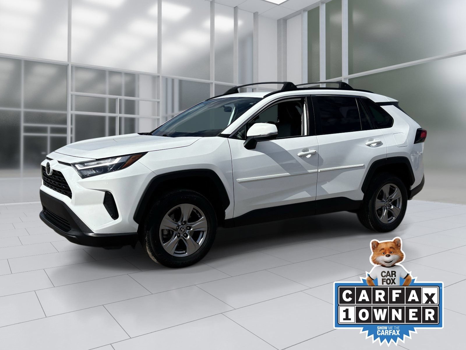 Used 2022 Toyota RAV4 XLE w/ Convenience Package FWD image 2