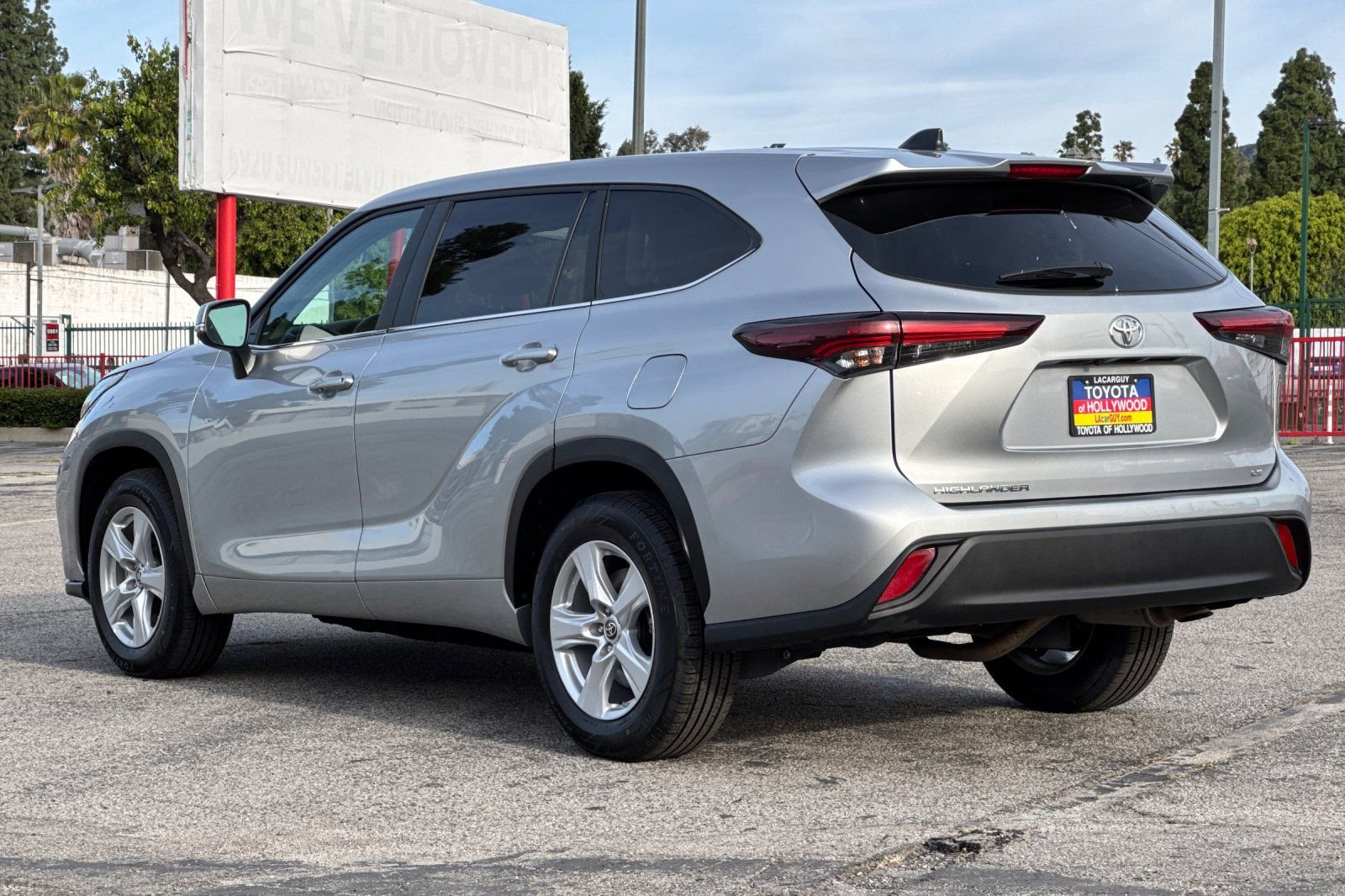 Certified 2025 Toyota Highlander LE FWD image 6