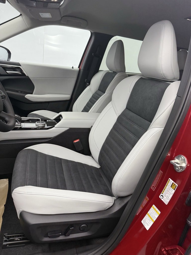 New 2025 Mitsubishi Outlander SE image 13