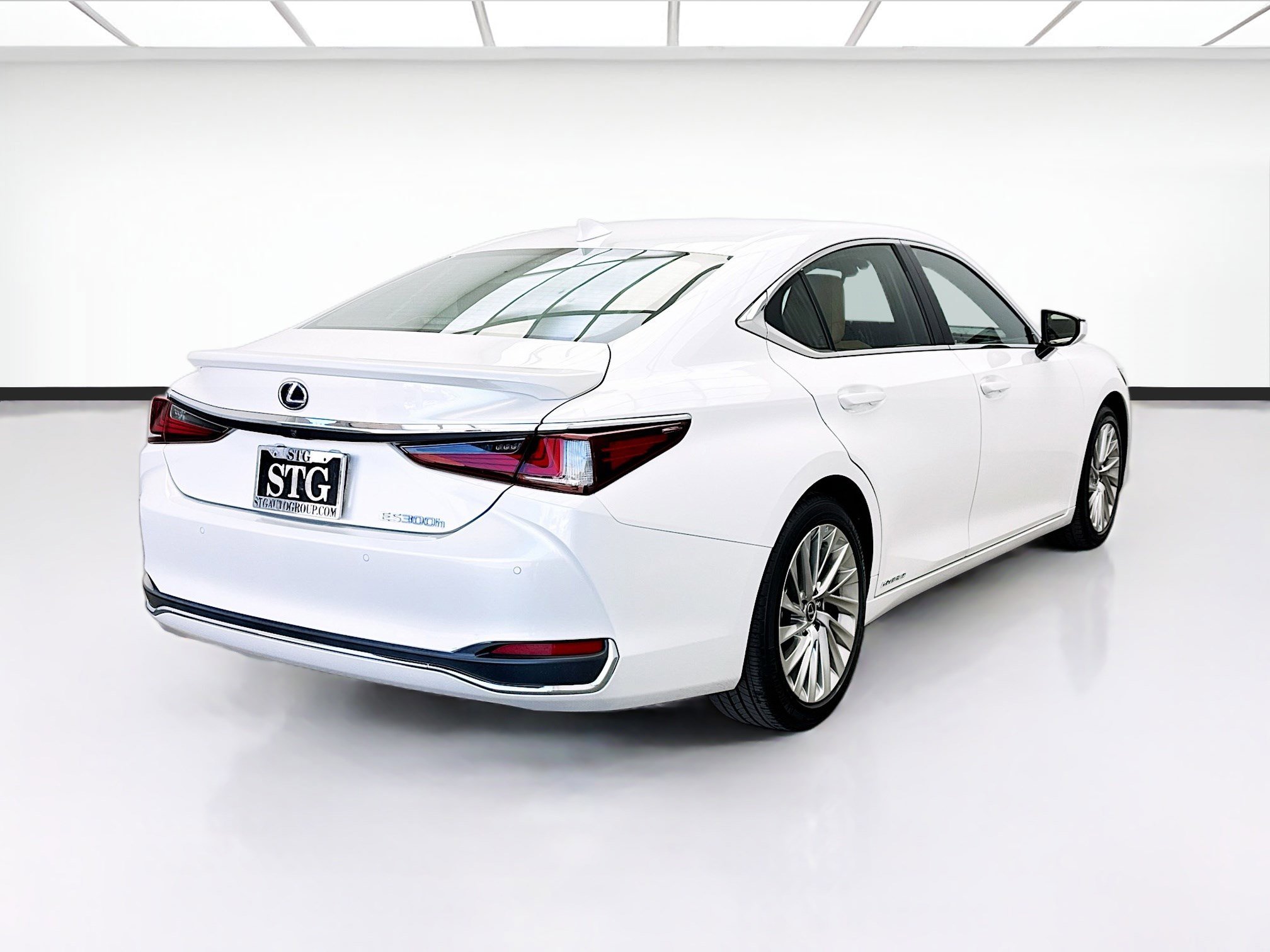 Used 2020 Lexus ES 300h w/ Accessory Package FWD image 4