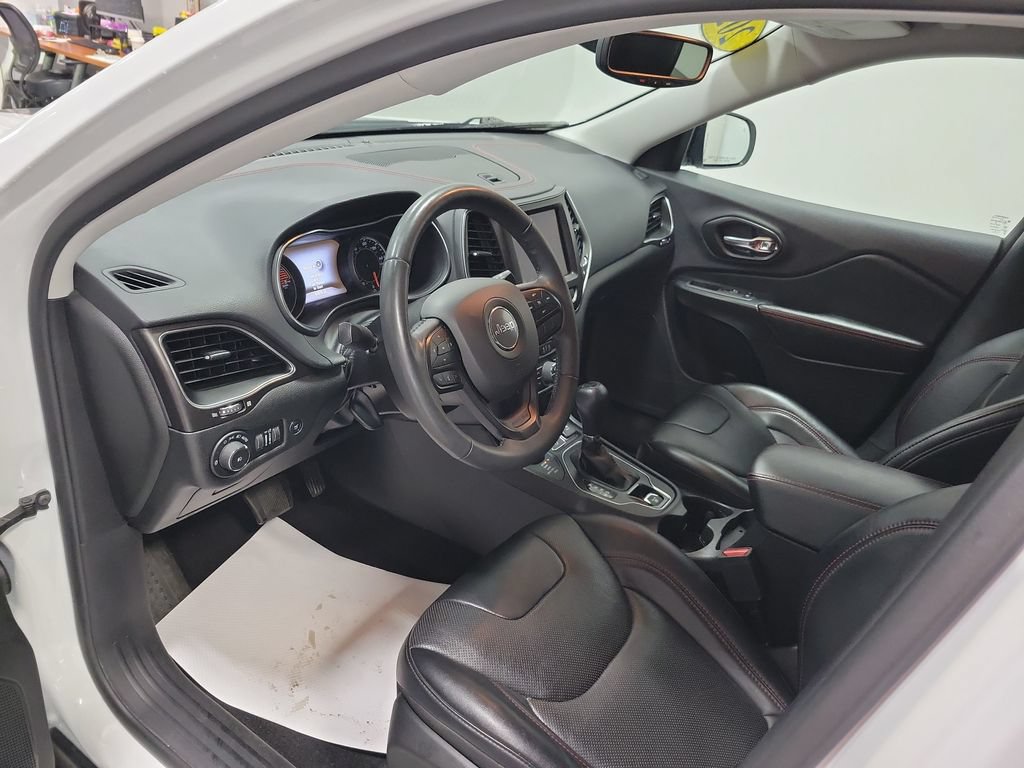 Used 2022 Jeep Cherokee Trailhawk w/ Premium Leather Package AWD/4WD image 33