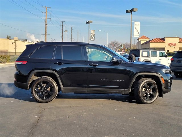 Used 2023 Jeep Grand Cherokee Limited w/ Black Appearance Package image 4