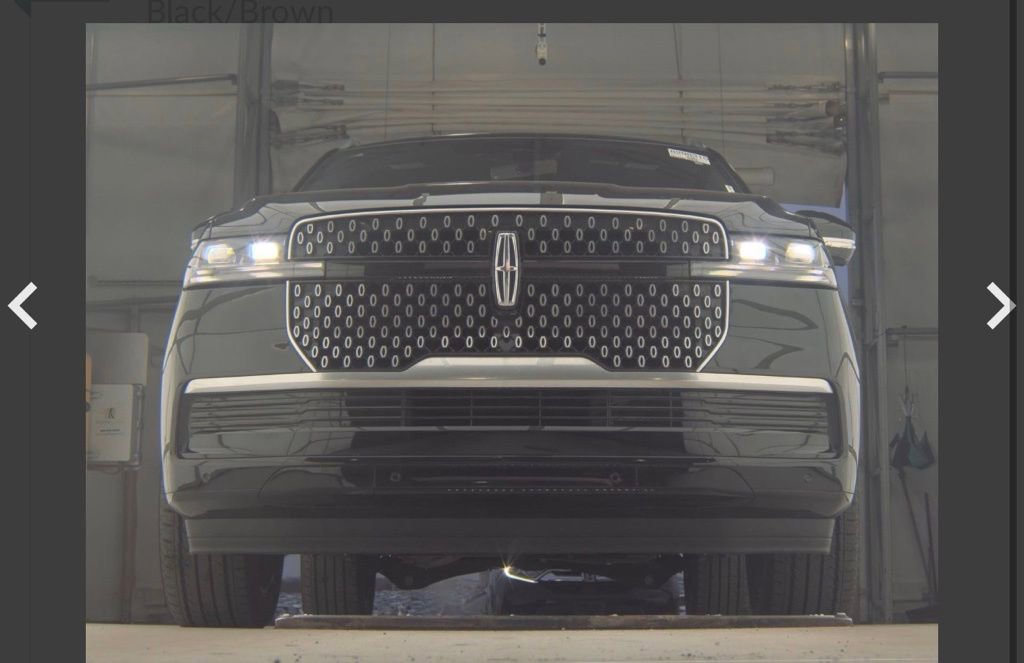 Used 2025 Lincoln Navigator Reserve AWD/4WD image 3