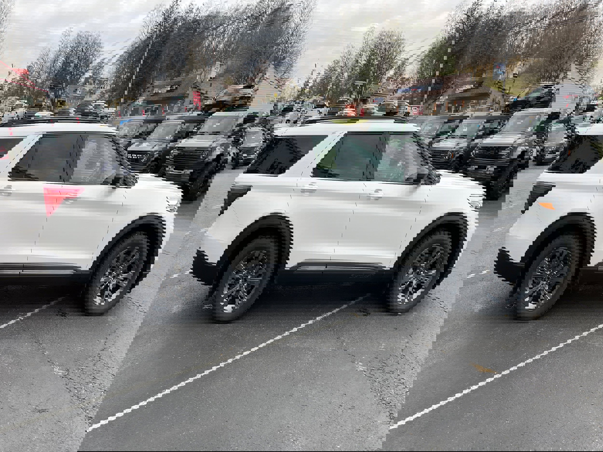 Used 2021 Ford Explorer XLT w/ Equipment Group 202A image 5