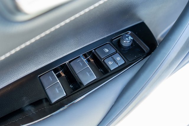 Used 2022 Toyota Corolla SE w/ SE Preferred Package image 19