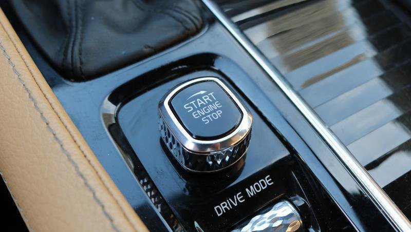 Used 2018 Volvo XC90 T6 Momentum w/ Convenience Package image 9