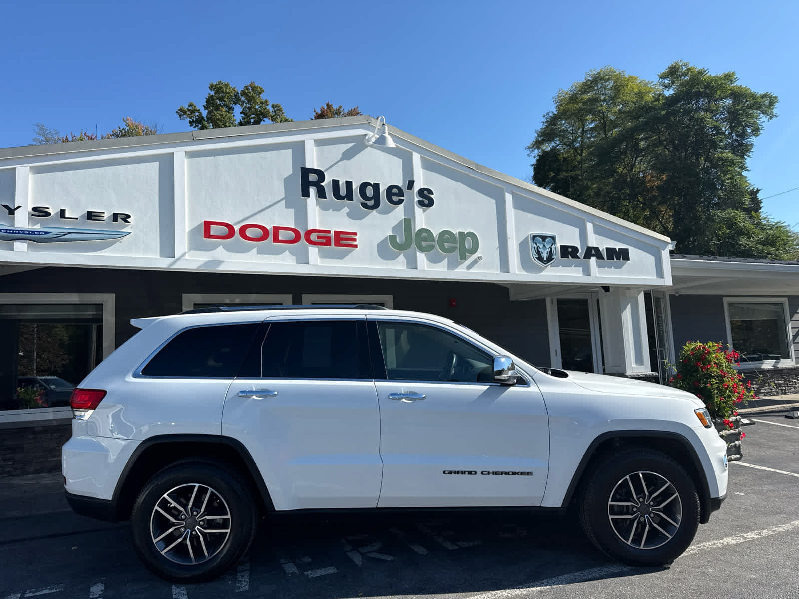 Used 2019 Jeep Grand Cherokee Limited w/ Trailer Tow Group IV AWD/4WD image 2
