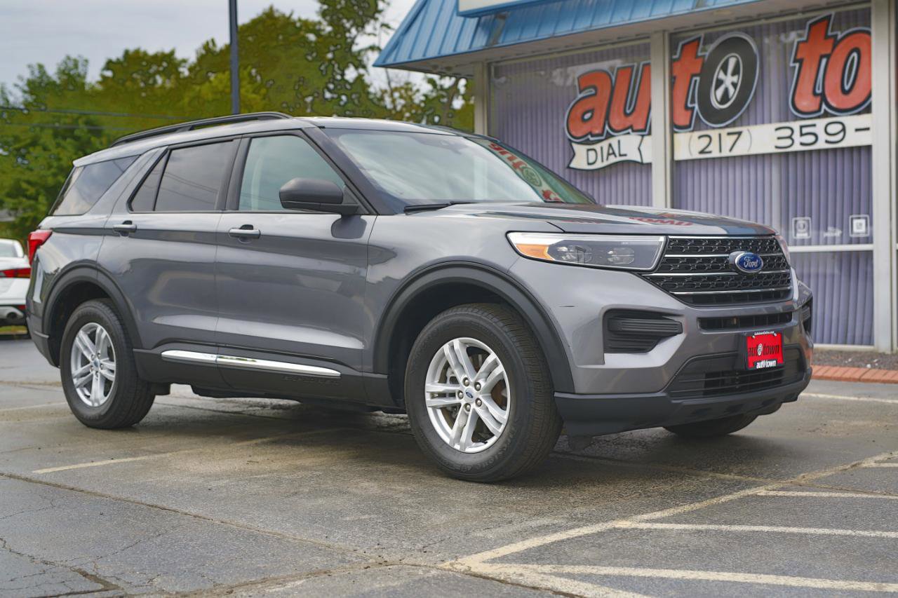 Used 2021 Ford Explorer XLT image 2
