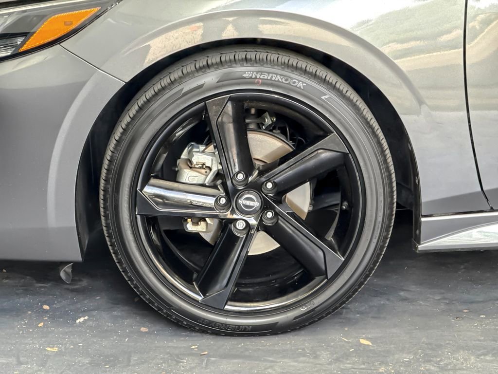 Used 2024 Nissan Sentra SR w/ SR Premium Package FWD image 23