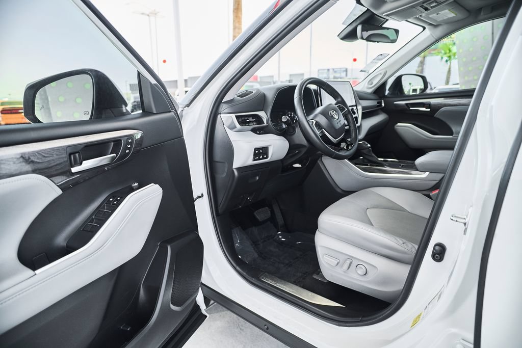 Used 2022 Toyota Highlander Platinum FWD image 18
