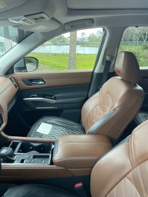 Used 2024 Nissan Pathfinder Platinum image 9