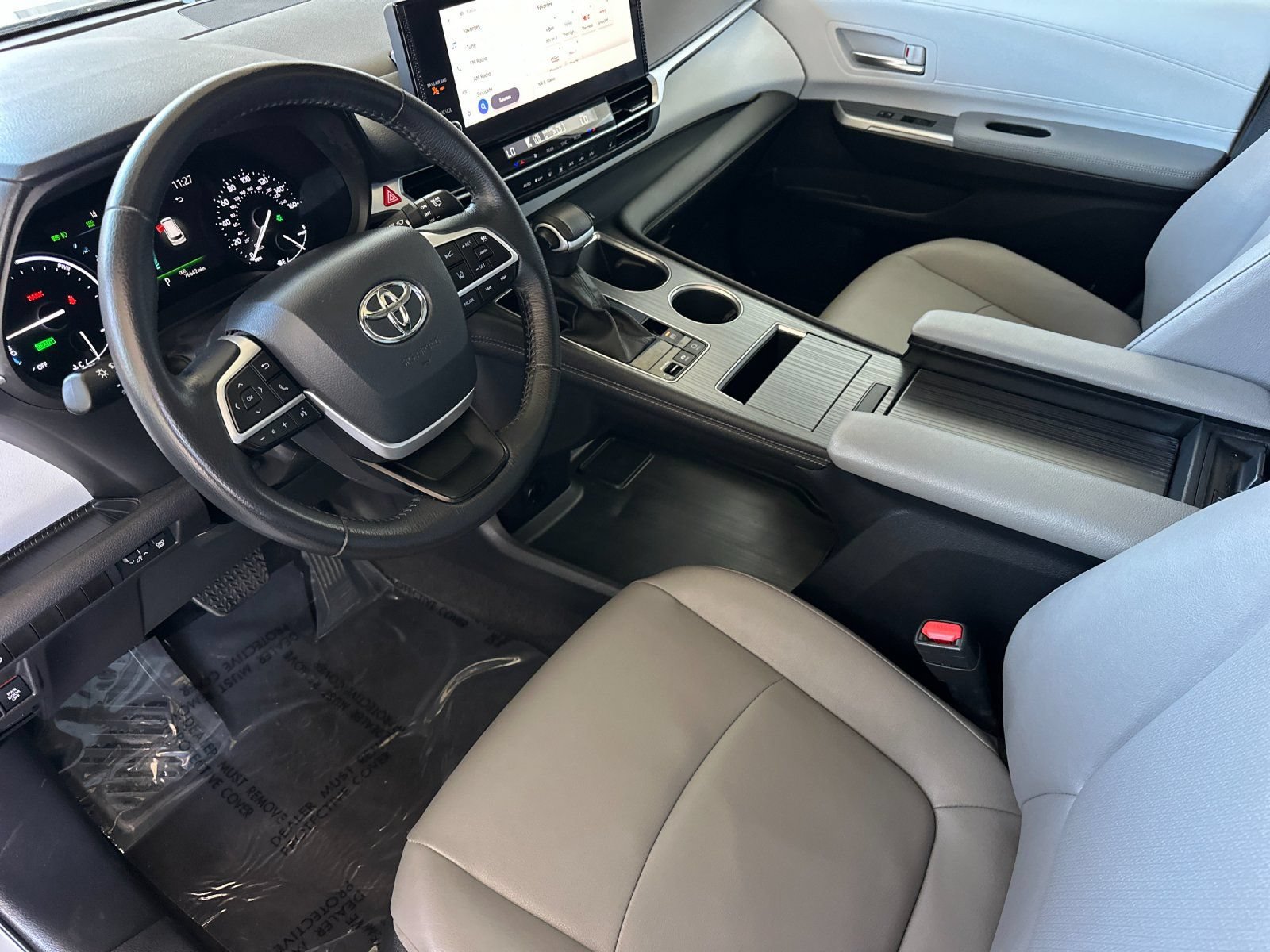 Used 2025 Toyota Sienna XLE FWD image 9