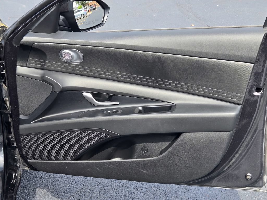 Used 2023 Hyundai Elantra SE w/ Cargo Package FWD image 8