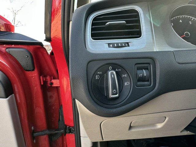 Used 2016 Volkswagen Golf S image 38