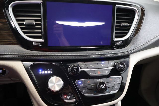 Used 2023 Chrysler Pacifica Limited FWD image 19