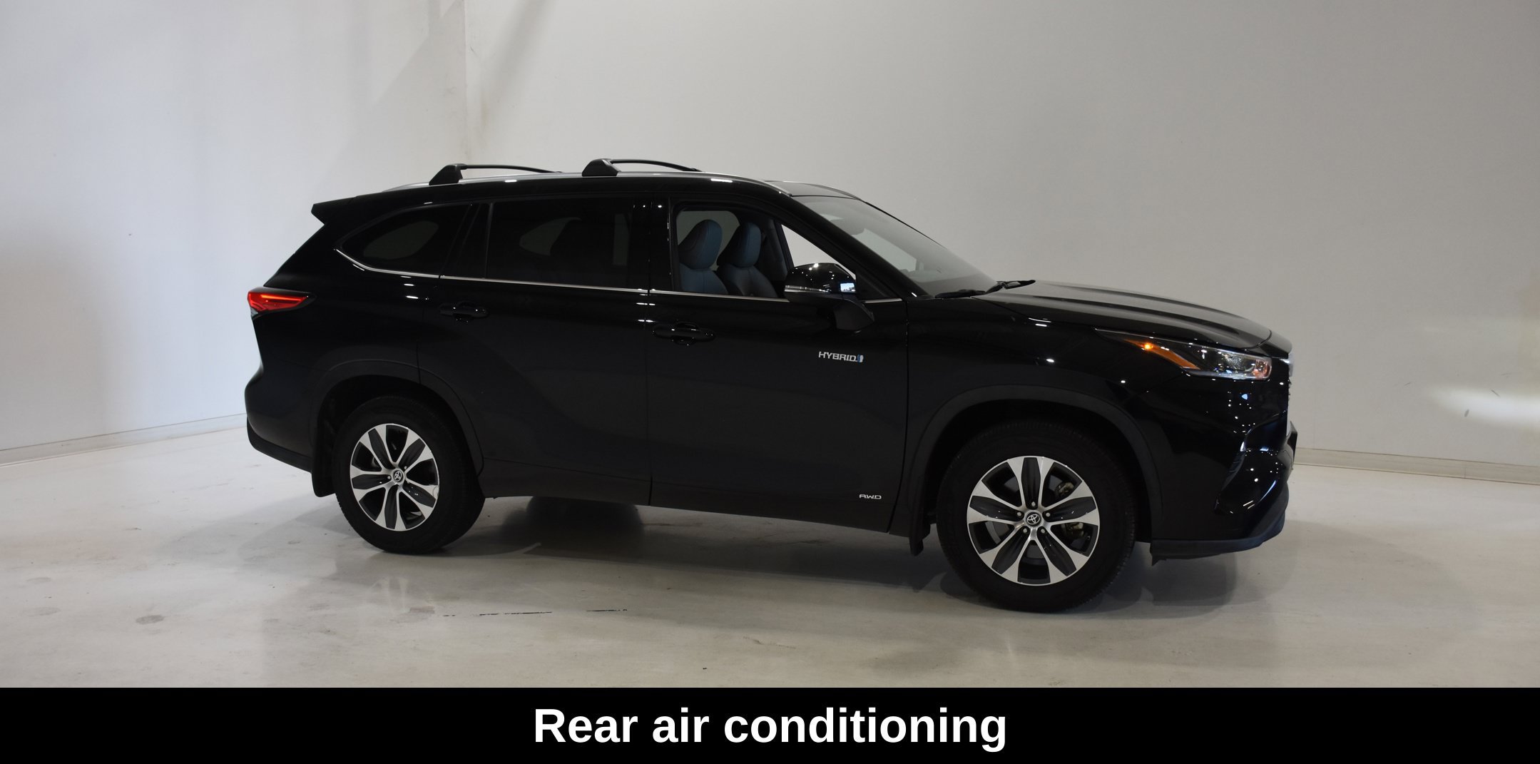 Used 2021 Toyota Highlander XLE AWD/4WD image 3