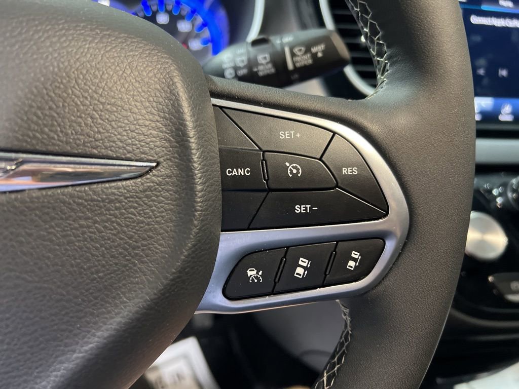 Used 2025 Chrysler Pacifica Select image 24