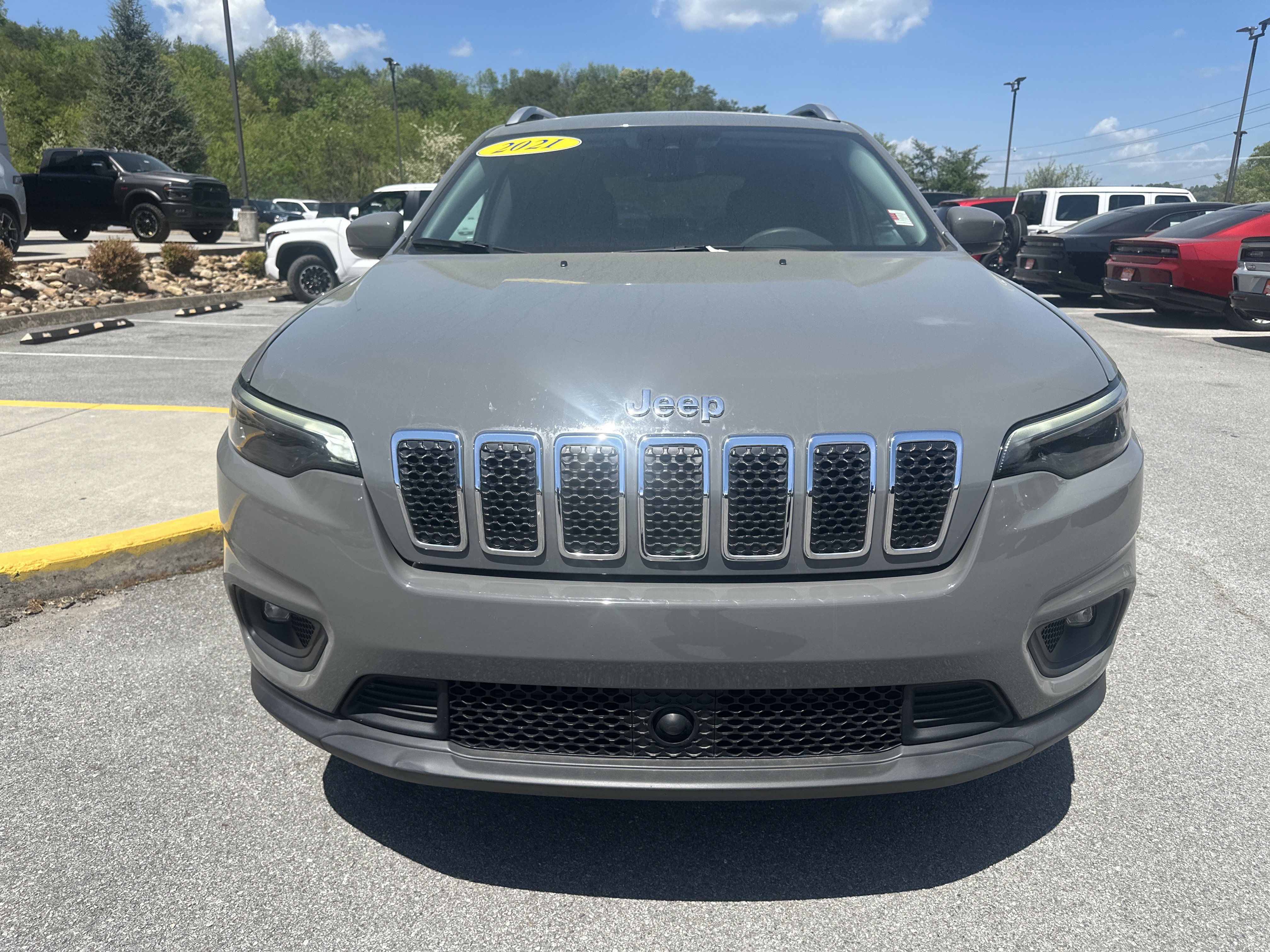 Used 2021 Jeep Cherokee Latitude Lux w/ Comfort/Convenience Group AWD/4WD image 2