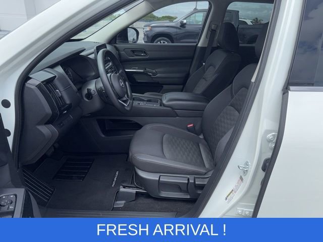 Used 2024 Nissan Pathfinder S image 3