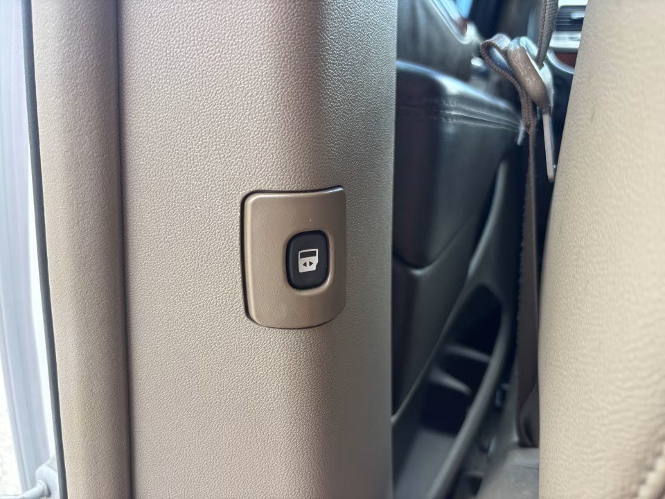 Used 2016 Chrysler Town & Country Touring FWD image 21
